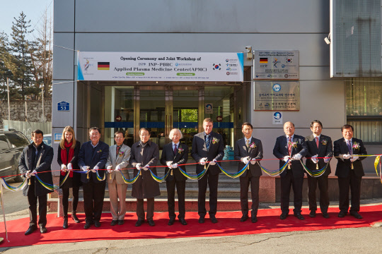 광운대학교(총장 천장호)가 독일의 라이프니츠 저온플라즈마(INP) 연구소와 함께 '플라즈마 의과학센터'(Applied Plasma Medicine Center, APMC)를 연다고 7일 밝혔다. 플라즈마 바이오과학은 우주의 기본 물질인 플라즈마를 이용해 난치병으로 분류되는 아토피, 암, 알츠하이머와 같은 질환을 연구하는 학문이다.